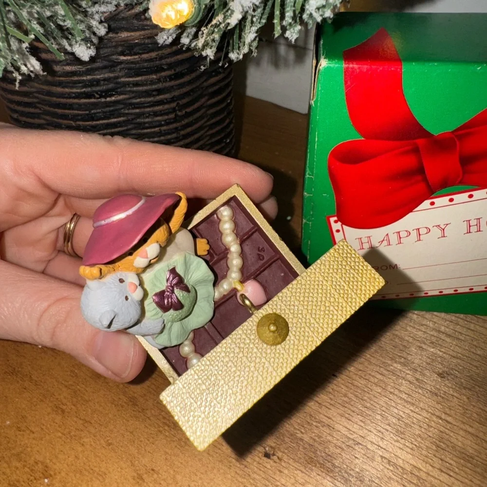VINTAGE HALLMARK CHRISTMAS CARDS KEEPSAKE ORNAMENT SISTERS ARE TREASURED FRIENDS
